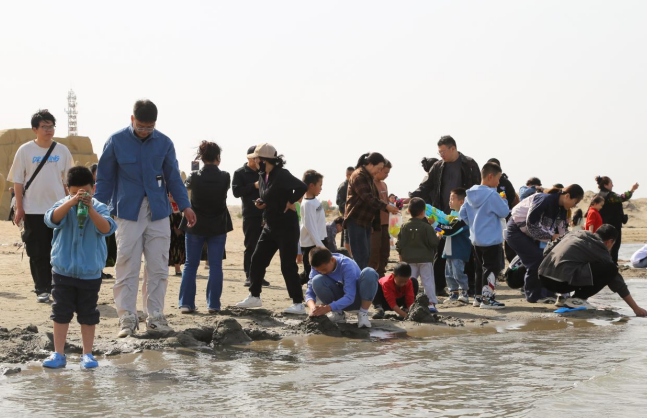 国庆假期 环博斯腾湖公路成旅游热点