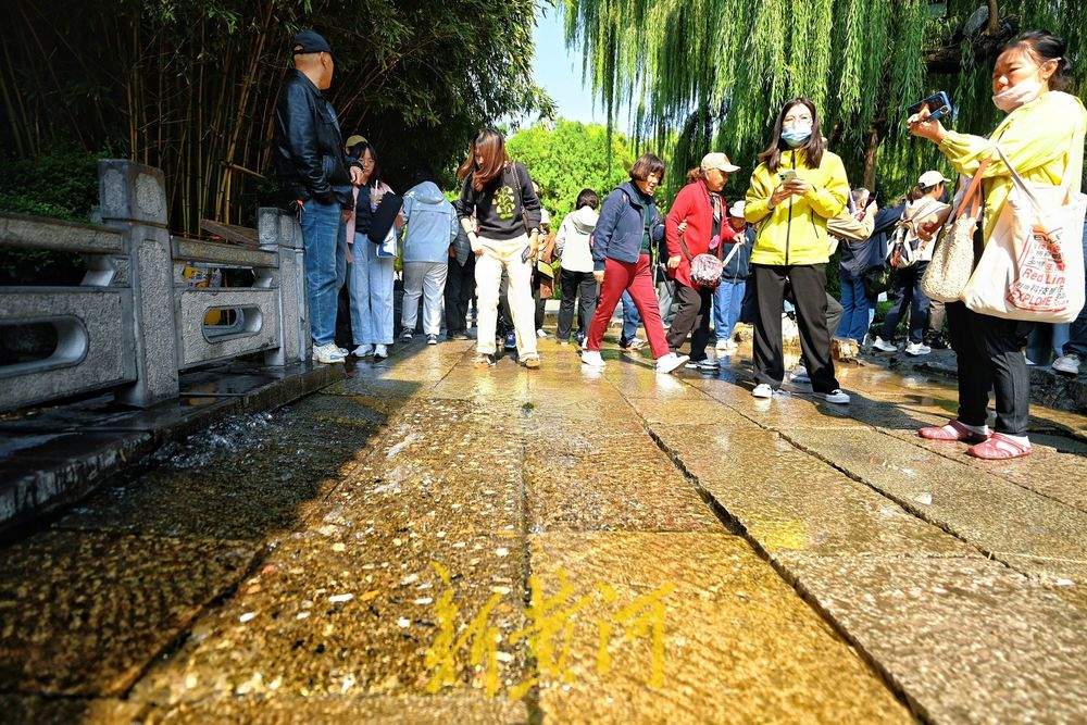 五龙潭公园古温泉“喝饱” 汇聚成溪现清泉石上流景观