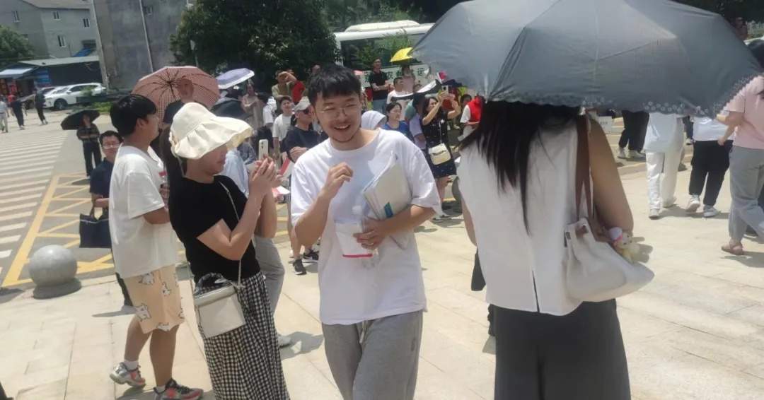 嚯！今天送考名场面，来了