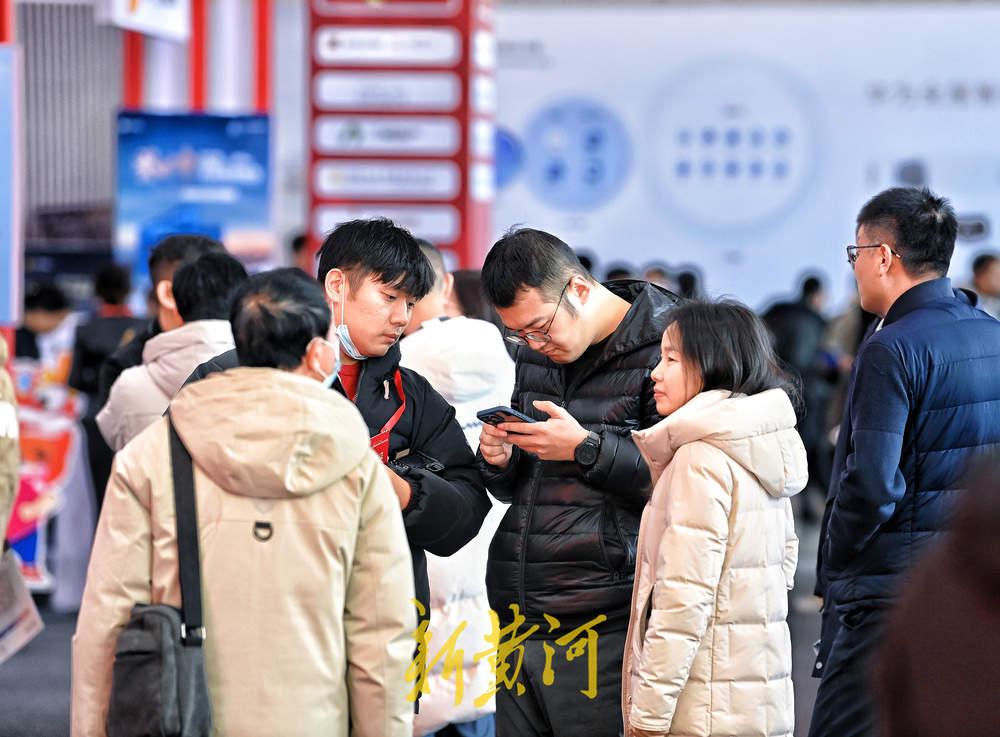 济南春季房展会今日开幕，有市民早上9点就携家带口来看房