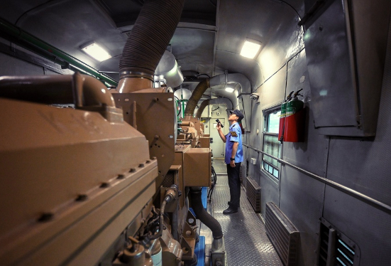 不惧“烤”验！为列车体检，他们守护乘客的清凉旅途