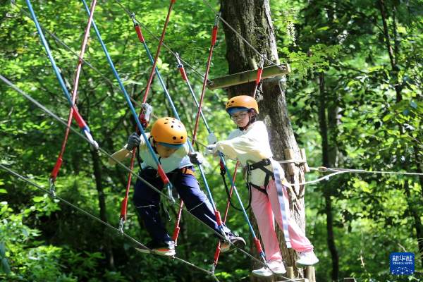 漂流、溯溪、轻极限 年轻人避暑主打一个“活力”