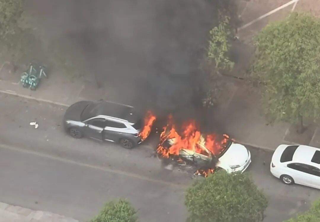 郑州一新能源车街头自燃起火引燃后方车辆，车主挪车冲向绿化带二次受损，消防人员：无人受伤，正在调查原因