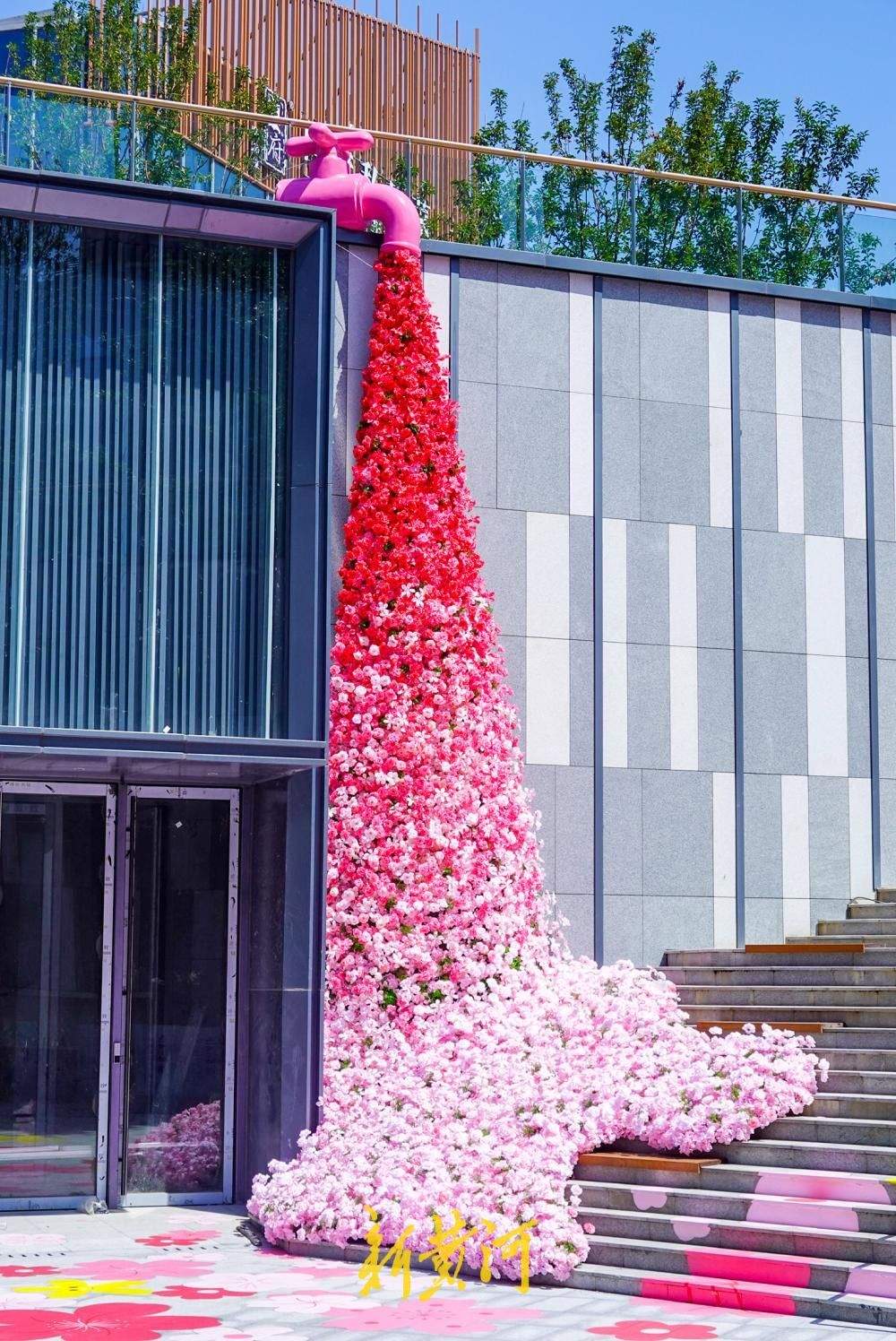 济南地铁安成街站G出入口基本建成，“花海”“玫瑰瀑”成CBD新景