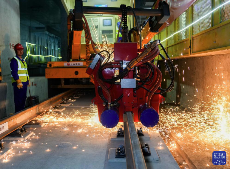 长江底“穿针引线” 上海轨道交通22号线工程全线轨道贯通