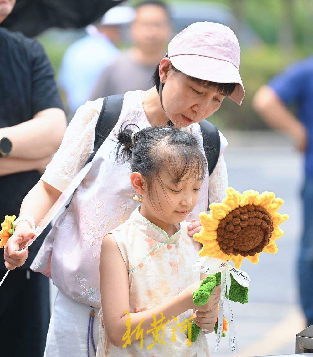 仪式感满满 高考首场考试结束 家长手捧花束送祝福