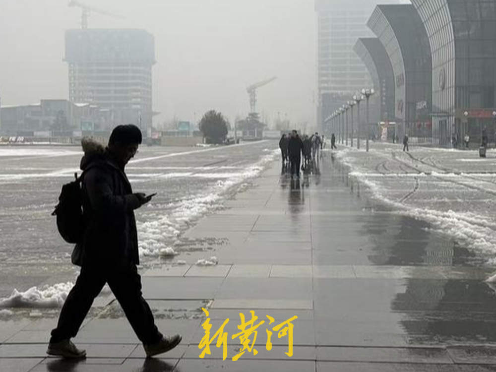 济南西站附近交通枢纽及时清雪,保障乘客畅通出行