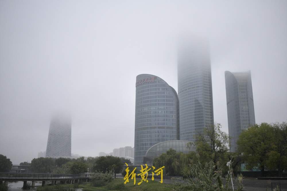济南降雨持续不断，云雾笼罩高楼