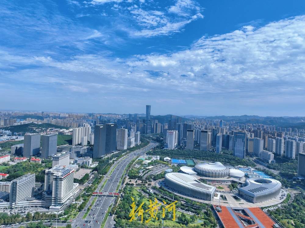 蓝天白云相映，秋日济南CBD美如画