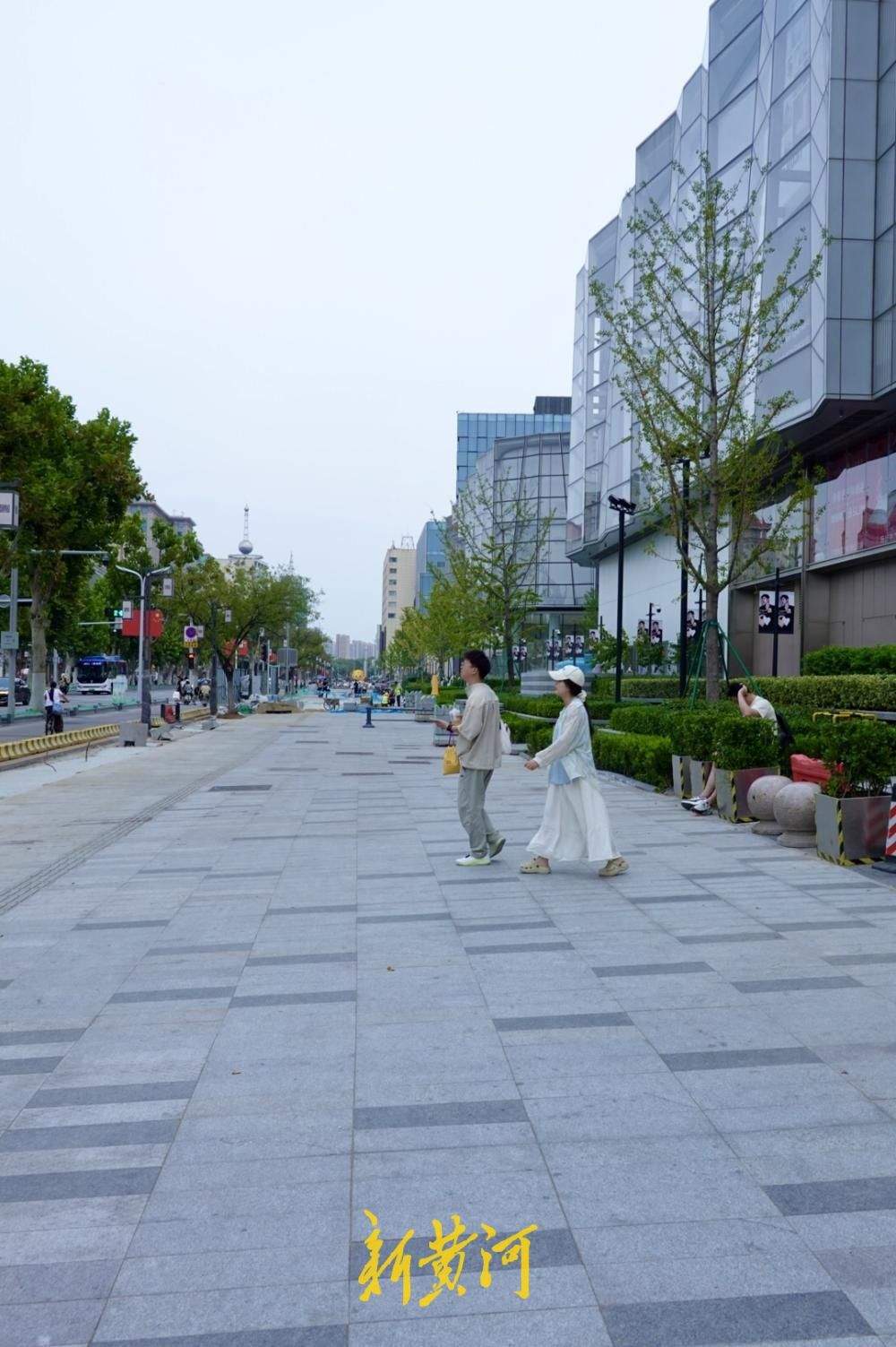 拆围挡迎国庆假期，济南泉城路人行道改造加速推进