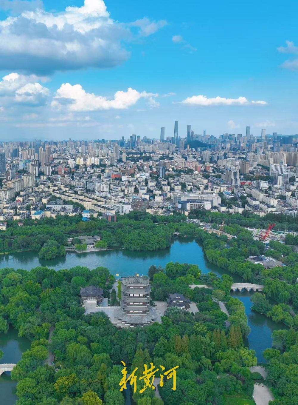 “秋老虎”伴泉城蓝 古今建筑共绘泉城天际画卷