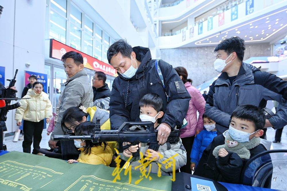 反恐装备展走进省科技馆 家长萌娃沉浸式体验警用装备