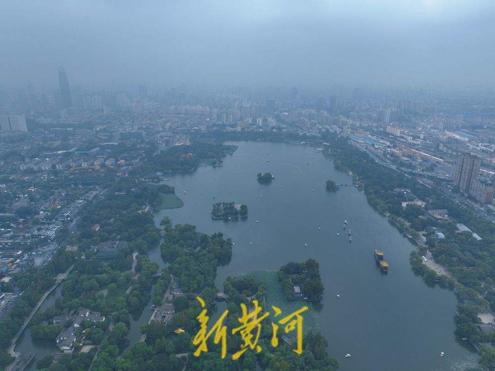 雾中大明湖 水汽氤氲恰似“烟雨江南”