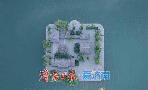 一年四季 泉在济南丨盛夏傍晚，游客乘船畅游大明湖享受自然凉