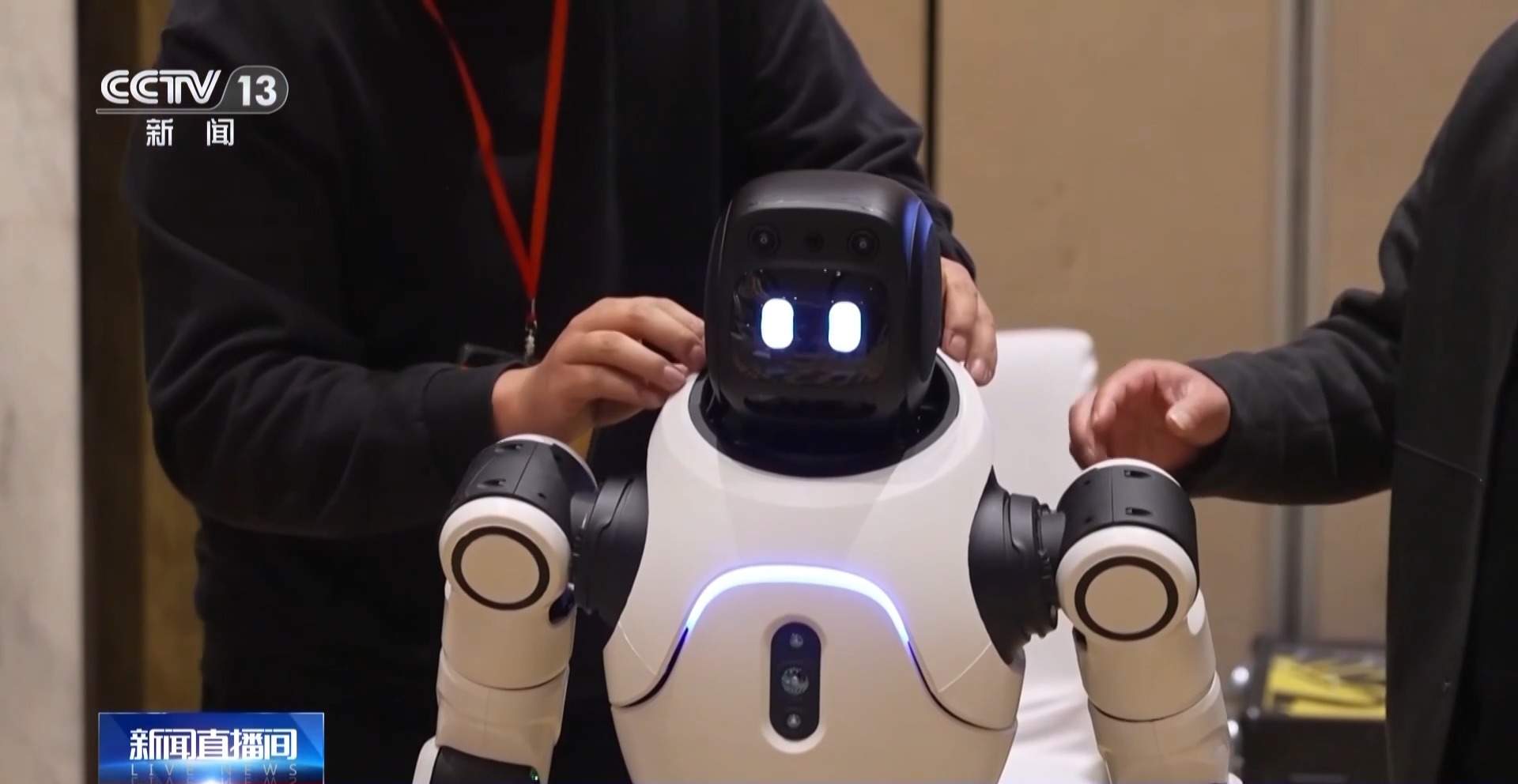 一天跑4个场地！走下舞台的机器人都在忙什么？