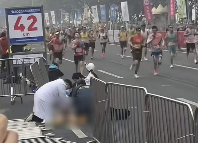 官方证实重庆马拉松一名选手突发疾病去世，离终点不到200米处倒地；他在圈内被称为大神，一周前刚在厦门“破三”