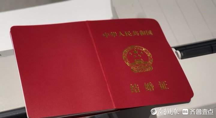 幸福见证员:3年为1500对新人发放结婚证