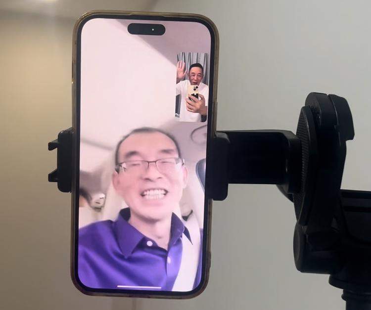“爸妈，儿子回来了！” 悬赏千万寻子24年迎来大团圆，他却婉拒父亲送的300万豪车