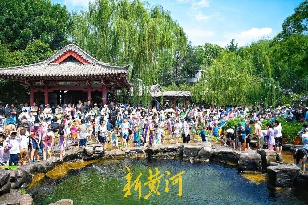 济南网红“大胡子叔叔”获评五龙潭“2026年度泼水节爱心大使”