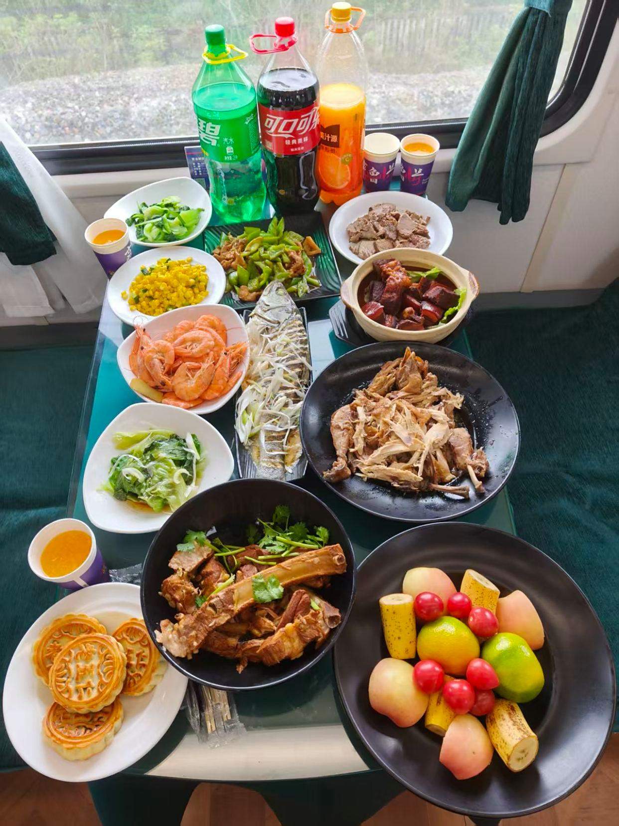 月满中秋夜 温情满归途——济南客运段广州车队乘务人员坚守岗位共度别样团圆节