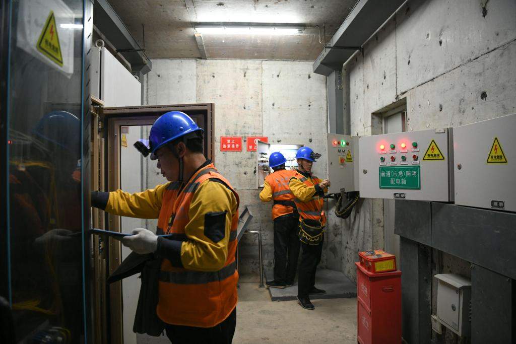 走近城市地下工种管廊运维员：日行2万步，为城市生命线“号脉”