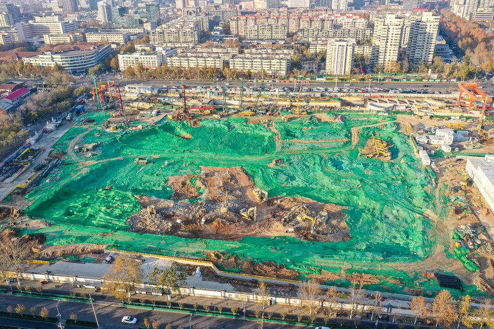 十几台大型机械在忙碌，千佛山北广场紧锣密鼓施工中