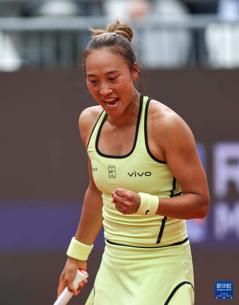 网球——WTA1000罗马站：郑钦文首轮晋级