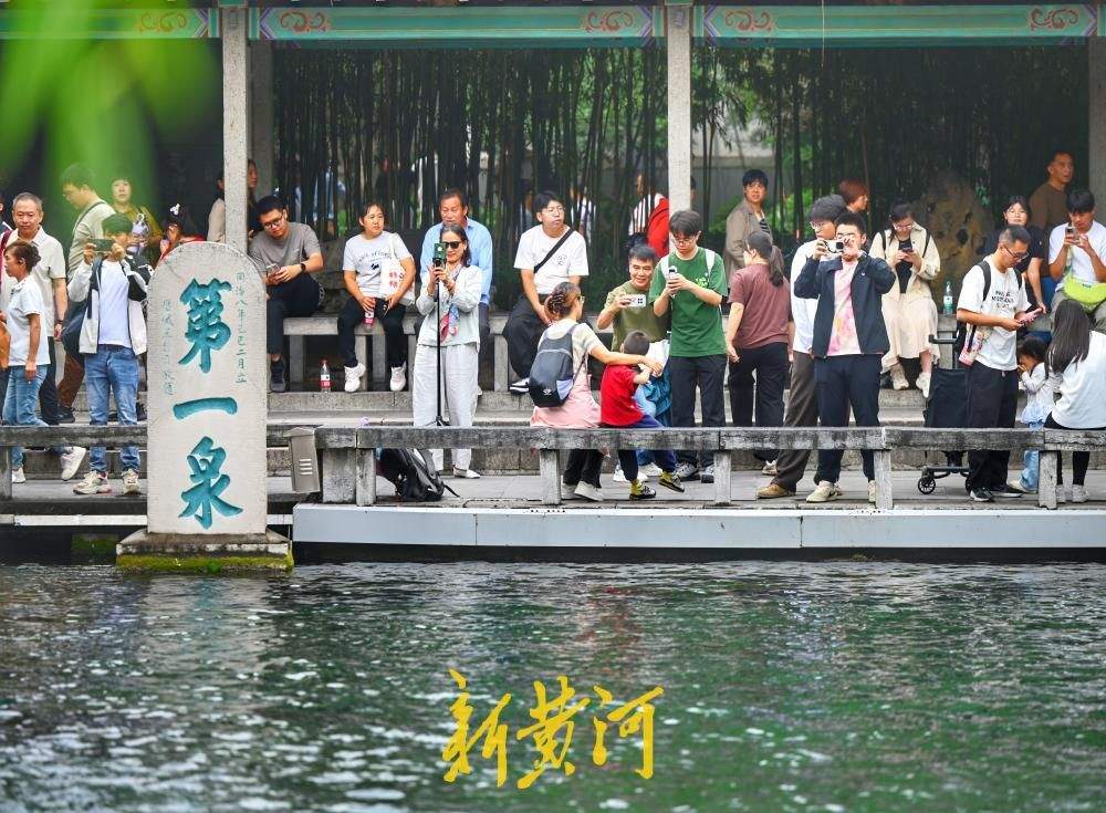 济南：趵突腾空迎佳节
