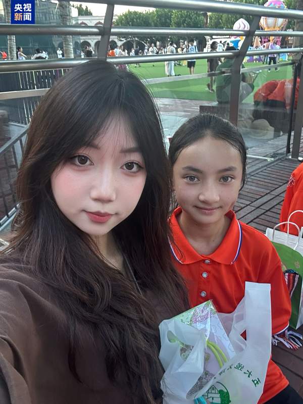 新疆女孩在天津偶遇了一个人 瞬间哭红双眼
