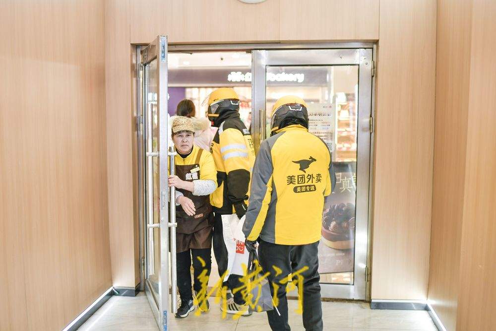 春节“不打烊” 外卖小哥坚守在送单路上