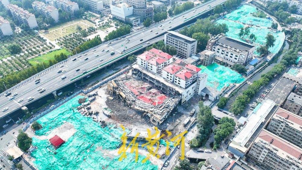 济南洪楼广场片区城市更新持续推进，全福河东最后一座居民楼开拆