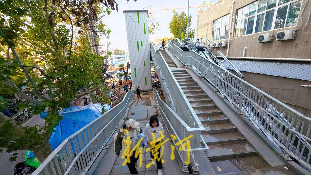 儿童医院旁过街天桥升级改造，新增无障碍电梯与缓坡步道