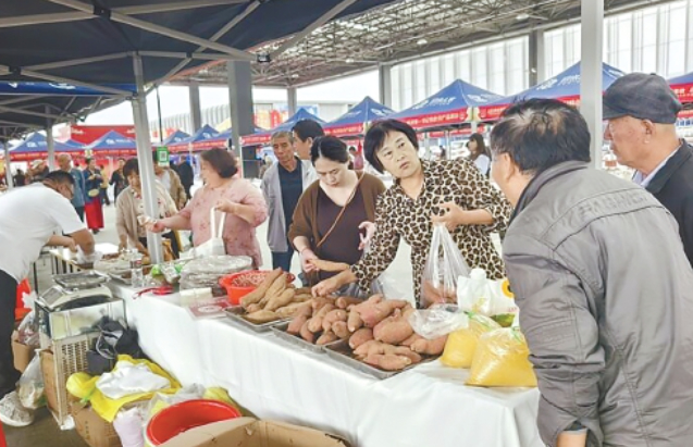 市民拎袋忙采购 农人补货笑开颜 济南农民丰收节逾千种优质农品受到市民青睐