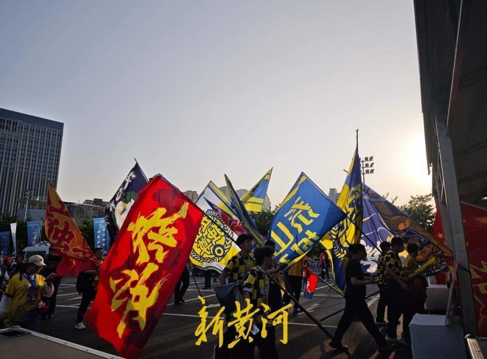 @高校学子 齐鲁超赛等你来“踢”出青春弹幕