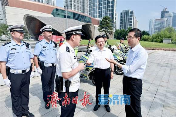 刘强看望慰问高温一线工作人员