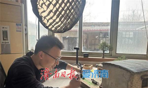 小伙微缩复刻爷爷老宅：200多个物件 最小的仅0.1厘米