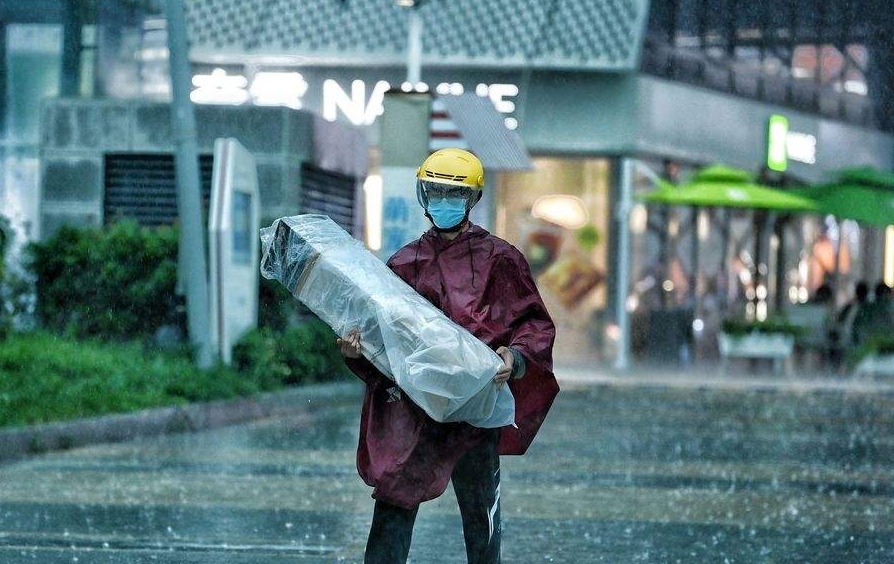 济南大雨来袭，外卖小哥街头奔跑送餐