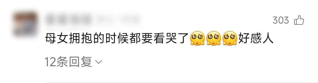 小女孩深夜攥花独行 网友：得知真相后破防