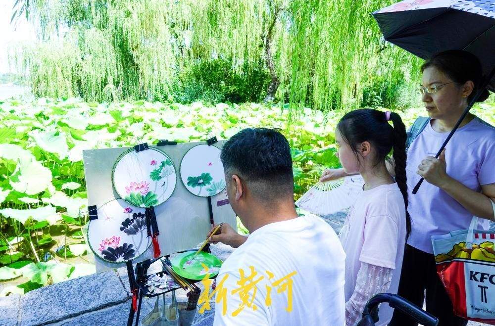 济南：轮椅上的画师做客大明湖畔 团扇上绘画荷花传递生命力量