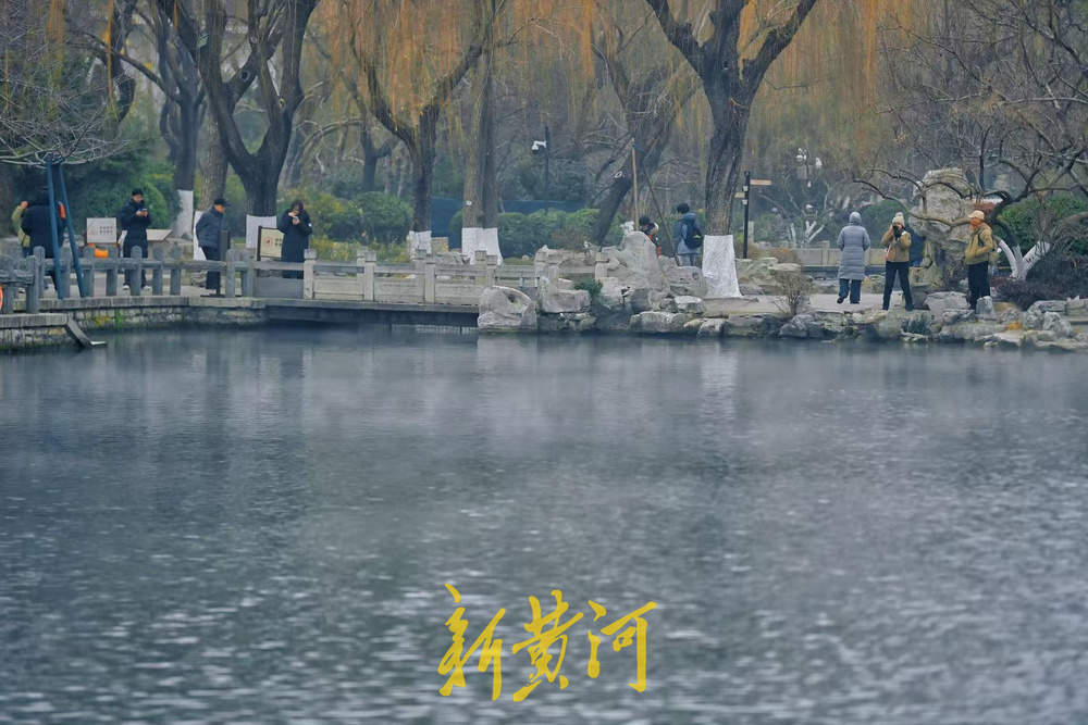 寒潮天气下，五龙潭泉池迎今年首次“云雾润蒸”景观