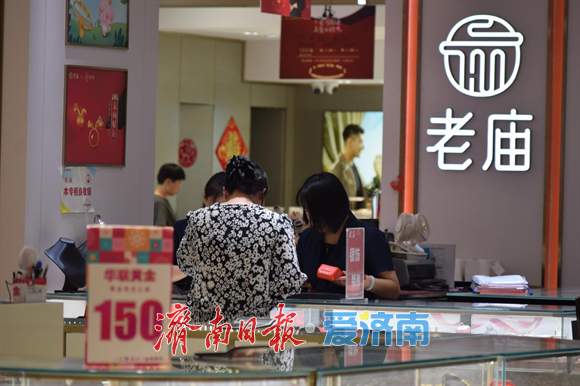 融媒·深调查丨线上宣传“平替”，线下标注“非金”：你买的沙金饰品，到底是谁的替身？