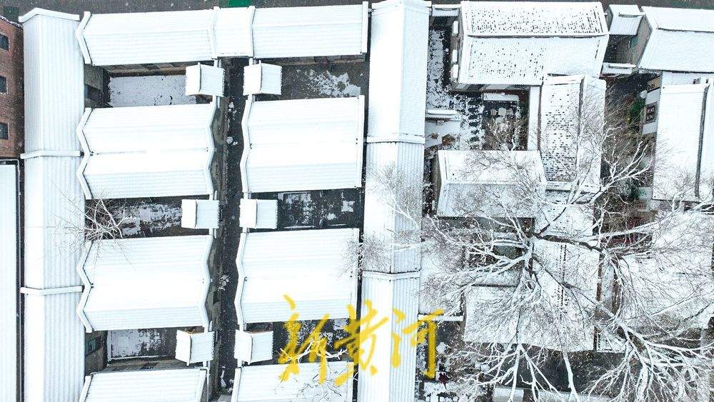 济南百年老街迎初雪 青砖红瓦披银装