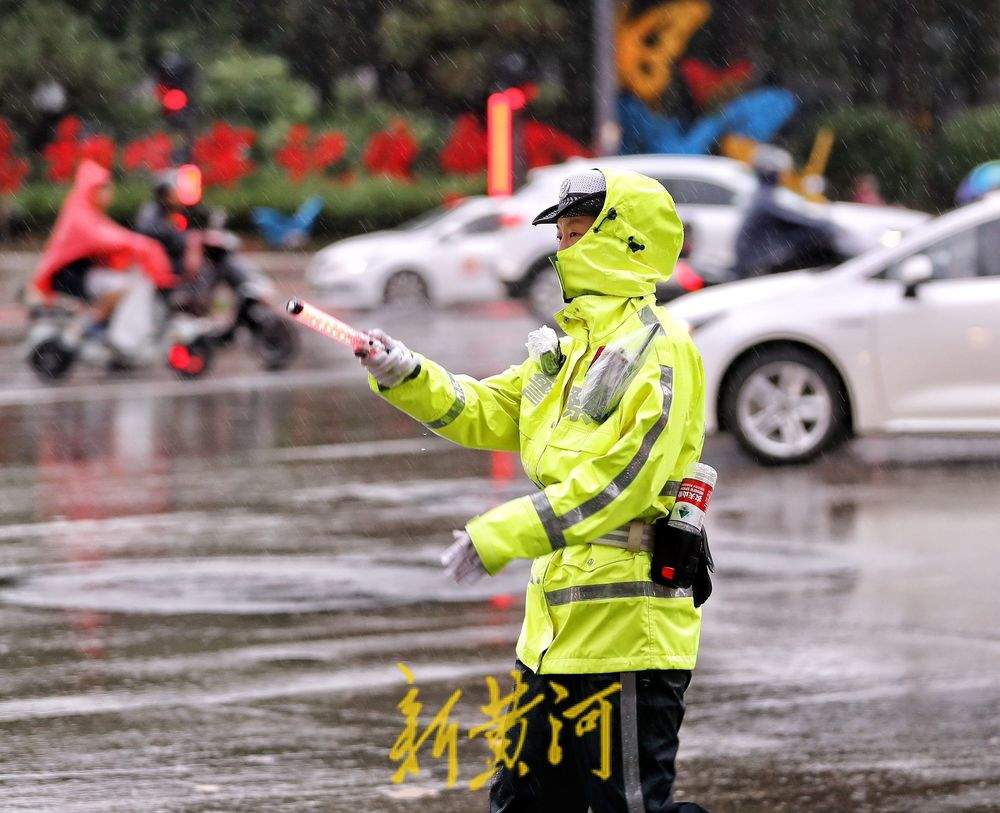 一场秋雨一场凉，交警雨中执勤忙