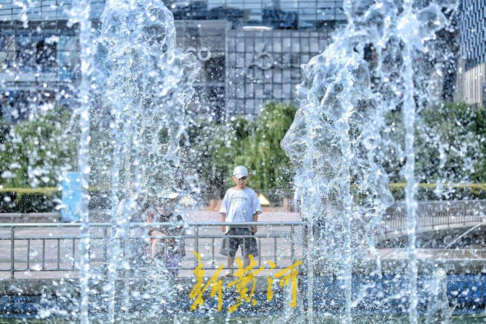 泉城广场音乐喷泉旁消夏纳凉好惬意