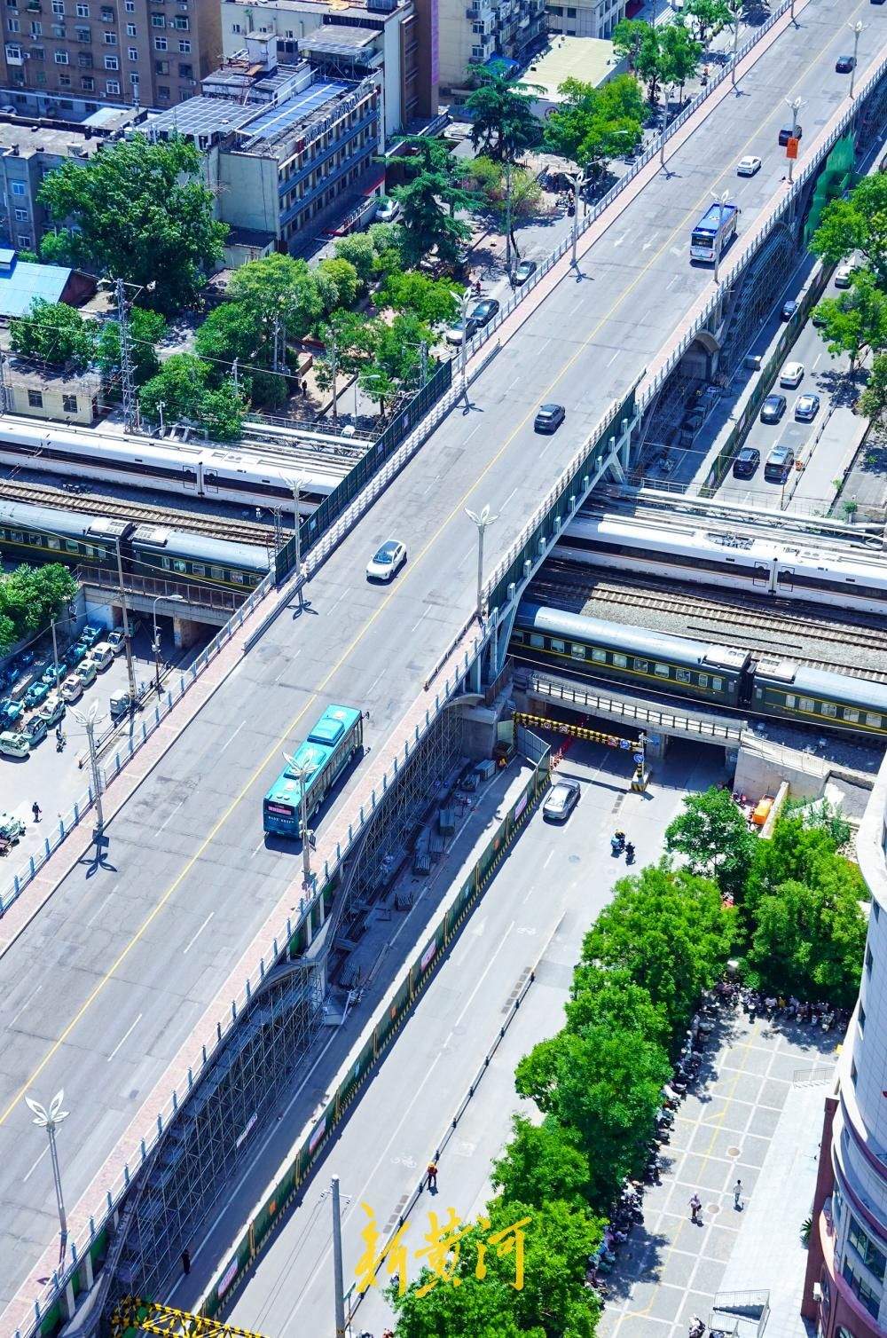 纬二路跨铁路天桥实施加固，明起桥上全封闭桥下半封闭
