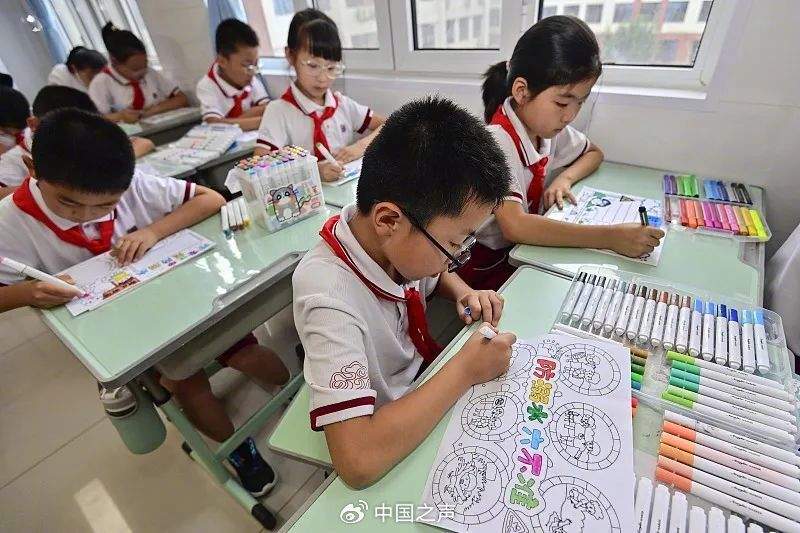 “代做手抄报”生意火，暑假作业变家长才艺秀？