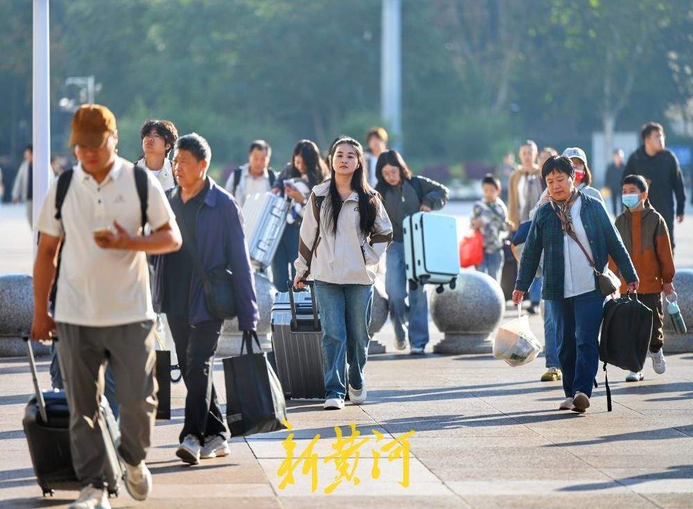 国庆假期首日，济南火车站内旅客出行有序