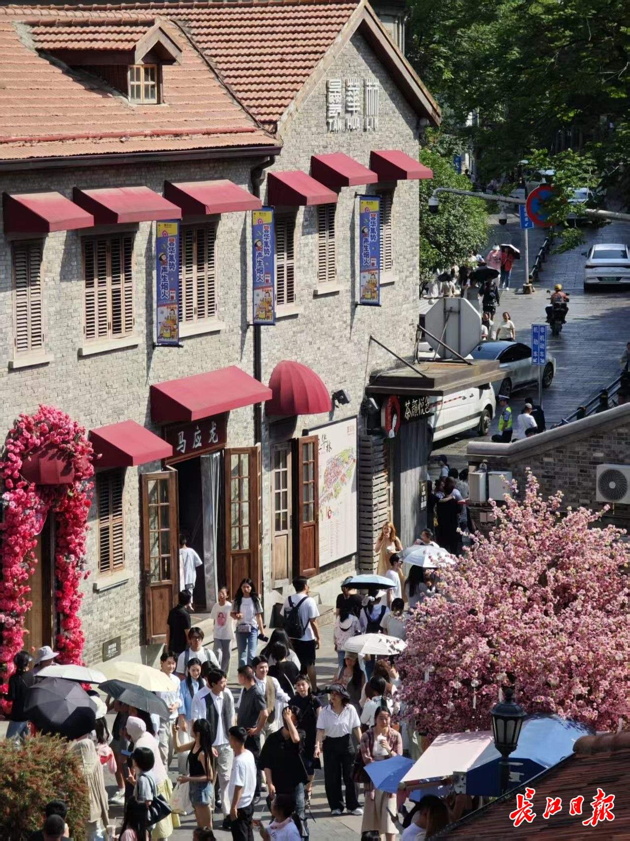 老房子“归来”人潮涌