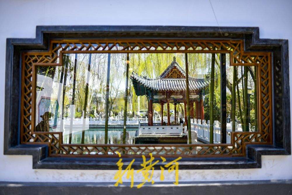 春色满园关不住，花红柳绿入窗来