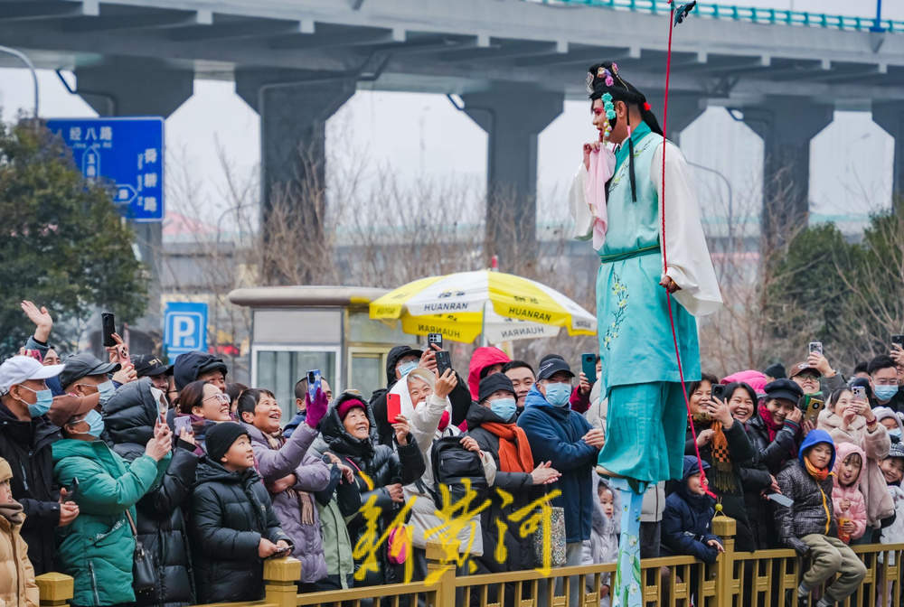 “泉”在济南过大年｜踩出浓浓年味！济南西关高跷队成“气氛组顶流”